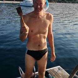 Mit dem Holzlöffel das Unterwasserschiff von Bewuchs befreien