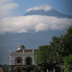 Der Volcan de Aqua ist allgegenwärtig und eine gute Navigationshilfe in den Straßen Antiguas