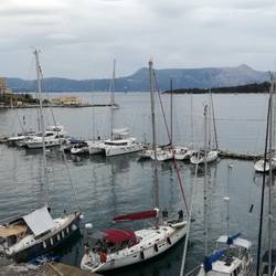 Mir dem Bug an der Mole festgemacht