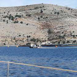 Fischfarmen in der Fjordeinfahrt