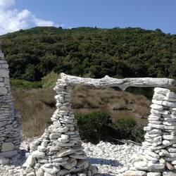 Steintürme vor einem Tümpel