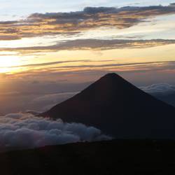 5:30 Uhr, Sonnenaufgang vom Gipfel des Vulkan Acatenango