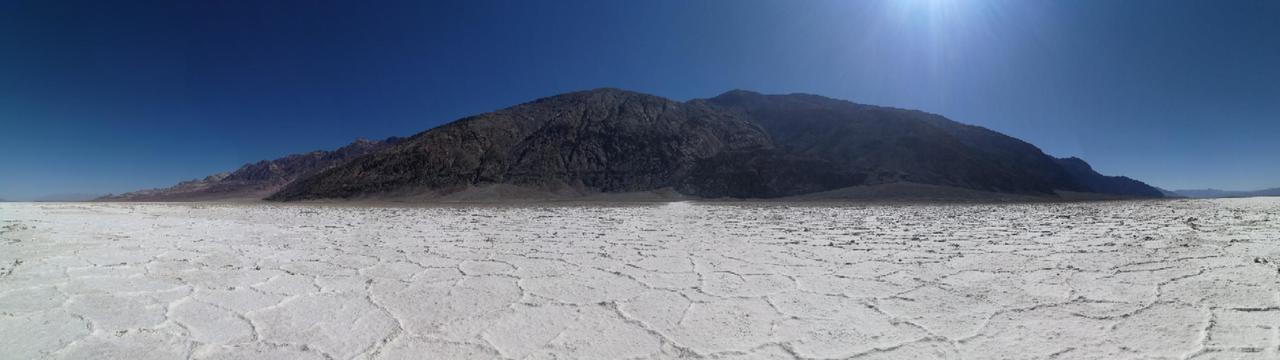 Badwater Basin (Salzwüste, tiefster Ort in USA, 85m unter Meeresspiegel)