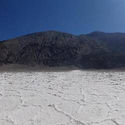 Badwater Basin (Salzwüste, tiefster Ort in USA, 85m unter Meeresspiegel)