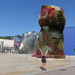 Blumenpuppy vorm Guggenheim-Museum