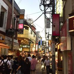 Setagaya, nahe der Basement-Bar, ganz kleine, enge Straßen, aber mit viel buntem Treiben.