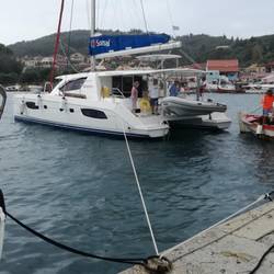 Katamaran mit Leine im Propeller