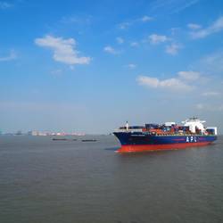 Dichter Schiffsverkehr auf dem Yangtze