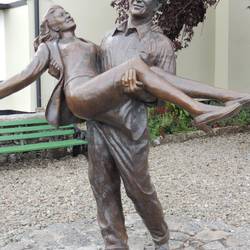 Statue of John Wayne and Maureen O'Hara