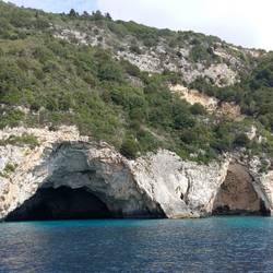 Zahlreiche Höhlen in den Felsen