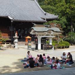 Kindergartenausflug - Mittagessen im dritten Tempel
