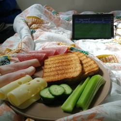 Frühstück und Fußball im Bett