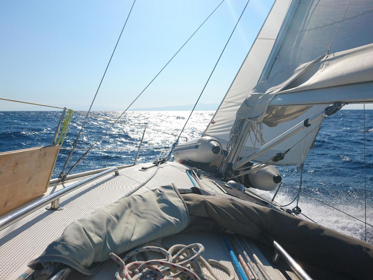 5 Bft. gegenan, Groß und Vor gerefft