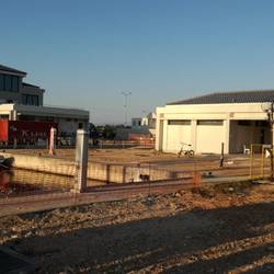 Die Duschen der “Baustellen-Marina“ sind klimatisiert