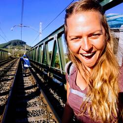 Manchmal führt der Weg auch über Bahnschienen. 🙊😅