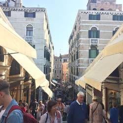Crowds near Rialto bridge