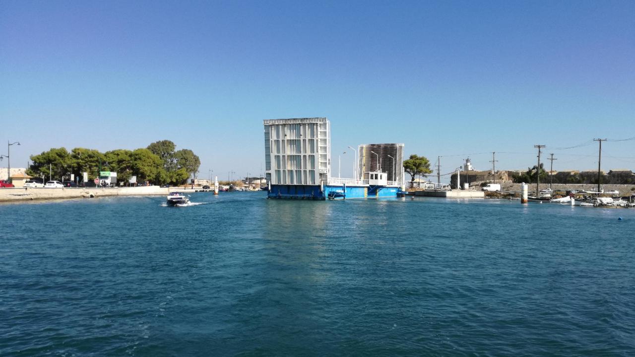 Hinter uns schließt die Drehbrücke von Lefkas
