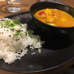 Gelbes Curry mit Reis