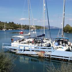 Der Steg der Taverne Minas