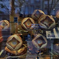 Die hohe Brotkunst. Bei diesen Ladensuslagen könnten wir immer nur essen, essen, essen...