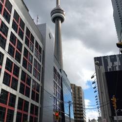 Der CN-Tower. Von der Eisenbahngesellschaft in den 70ern erbaut. Aussichtsplattform in 300 Metern.
