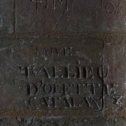 Jahrhundertelang war die Burg auch ein Gefängnis - viele Gefangene haben sich im Stein verewigt.