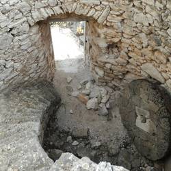 Alte Mühle mit Mühlstein