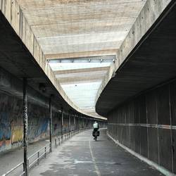 Der Radweg nach Arles verläuft über die Rhone zwischen zwei Autobahnbrücken