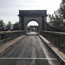 Man fühlt sich wie ein römischer Kaiser beim Passieren dieser Brücke.
