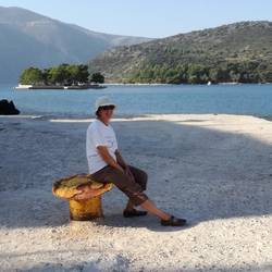 Sabine betrachtet die Insel Nisos Loimokathartirion