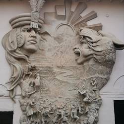 Sculpture dans la cour d'une école d'arts