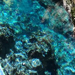 Kristallklares Wasser, welches 14 Tage die Insel durchquerte