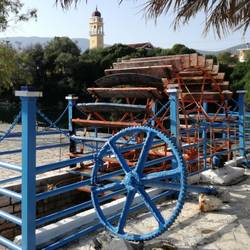 Am See Karavomilos, der mit der anderen Inselseite verbunden ist, hat man bis 1953 Gezeitenenergie gewonnen