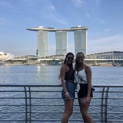 Marina Bay Hotel im Hintergrund