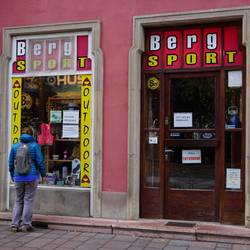 Tina bei der Konkurrenz-Beobachtung eines slowakischen Bergsport-Geschäfts🤣