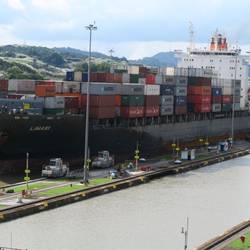 Panama Kanal - Containerschiff beim Einlaufen in die Miraflores Schleusen