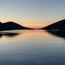 Sonnenaufgang über der Bucht von Sivota