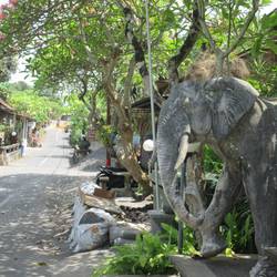 eine ruhige Seitenstraße in Ubud