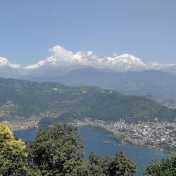 Blick von der Friedenspagoda über Pokhara und auf das Annapurna Massiv