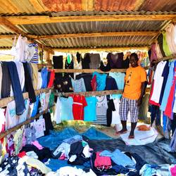 Imanuel in seinem Second Hand Laden