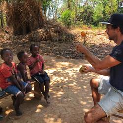 Felix jongliert mit Mangos