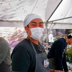 Hu Cha Yen aus Taiwan isst mit uns immer zu Abend und verkauft Togu Pudding am Uni Festival