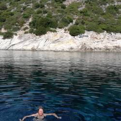 In so klarem Wasser geht auch Sabine nochmal Schwimmen