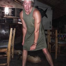 Franky fühlt sich sichtlich wohl in meinem Kleidchen