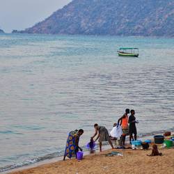 Die Frauen waschen in der Monkey Bay ihre Kinder, sich selbst und die Kleidung im See