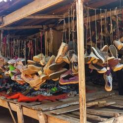 Schuhladen am Straßenrand