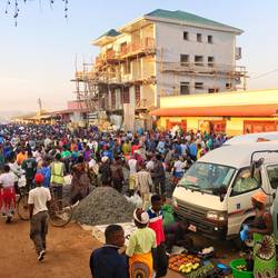 Durch dieses Marktgedränge muss unser Bus durch ;)