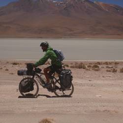 Ein paar Verrückte treten sogar ihre Bikes durch die Wüste