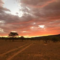 linker Hand Sunset über den Bergen