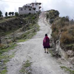 Die letzten Meter in Sicht. Frau in Tracht vor uns.